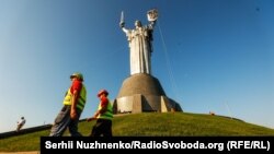 На монумент "Родина-мать" в Киеве установили трезубец: фотогалерея