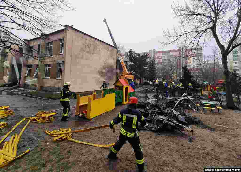 Утром 18 января на территорию детского сада в городе Бровары в Киевской области упал вертолет ГСЧС Украины. В результате погибли 14 человек, в том числе руководство МВД Украины: глава МВД Украины Денис Монастырский, его первый заместитель Евгений Енин, госсекретарь МВД Юрий Лубкович