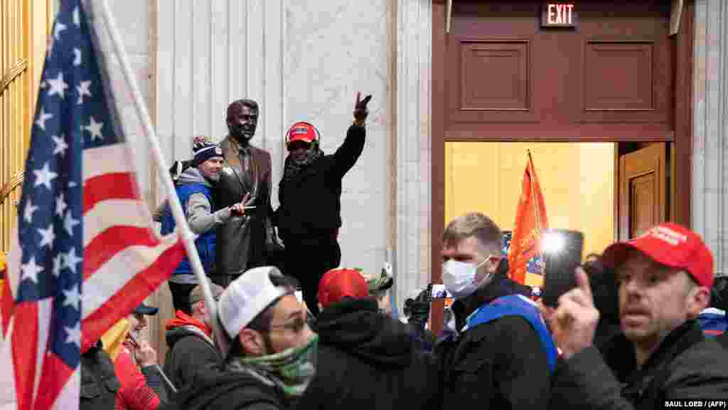 Толпа сторонников Трампа в ротонде Капитолия&nbsp;