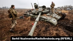 Украинские военные у подбитого под Черниговом российского танка