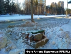 Вентиляционный люк одного из НИИ в новосибирском академгородке, поврежденный снегоуборочной техникой