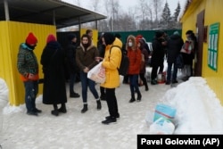 Родственники арестованных в очереди на передачу возле центра в Сахарове. Фото: AP