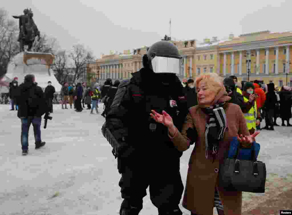 В Санкт-Петербурге силовики не дают сторонникам оппозиционера Алексея Навального собраться на Сенатской площади. Как сообщает корреспондент Настоящего Времени, люди стекаются к Сенатской площади по Вознесенскому проспекту и соседним улицам. Ближе к Исаакиевскому собору ОМОН окружил людей в кольцо. Протестующие частично разобрали забор, ограничивающий площадь